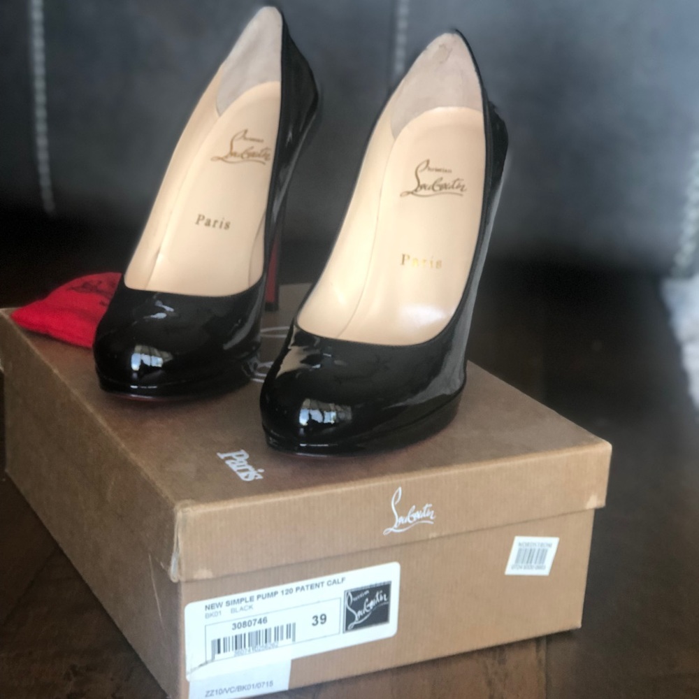 Christian Louboutin Round Toe pump